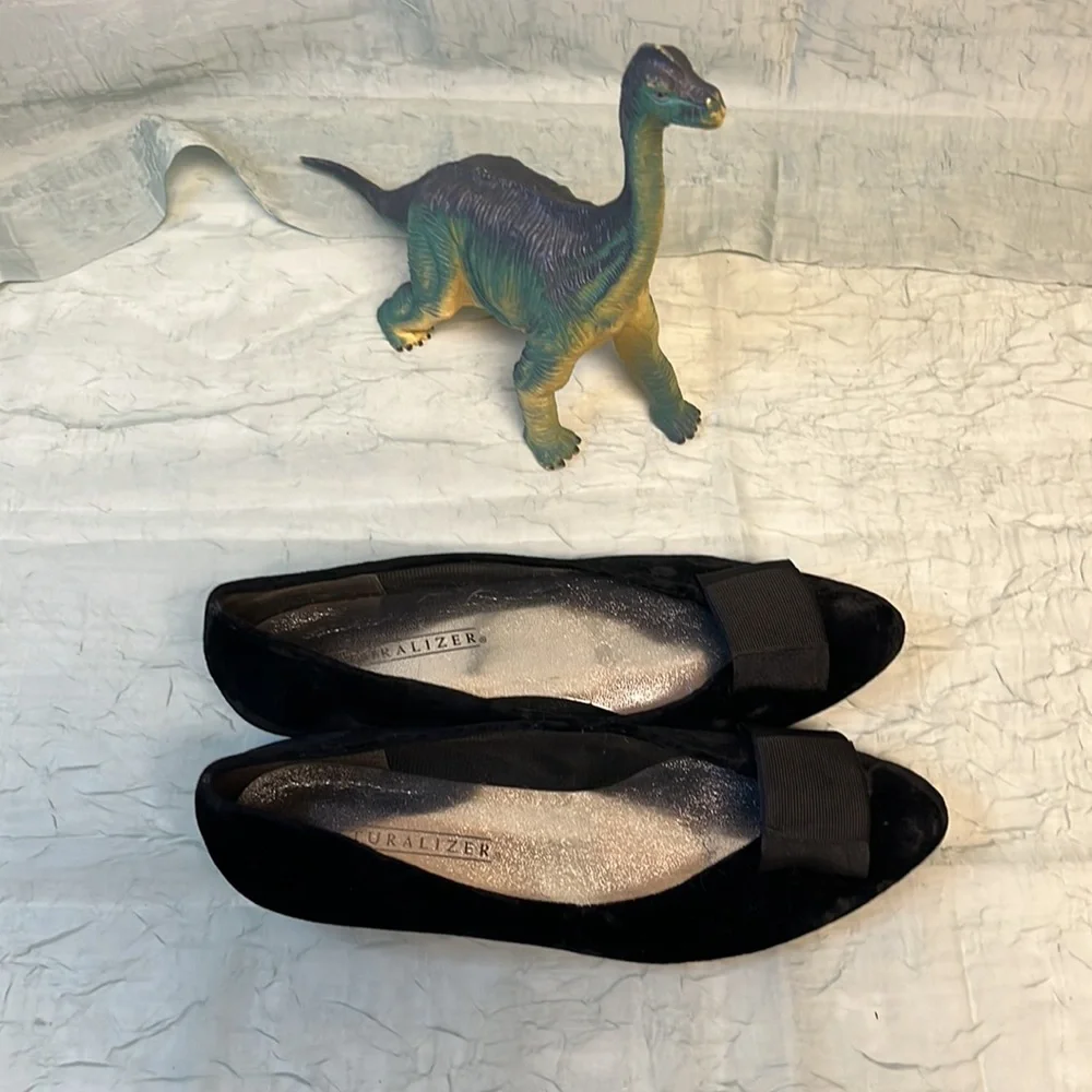 Naturalizer Black Velvet Bowed Almond Toe Vintage Wedges | 7.5 M
